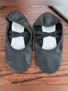 NWT Stelle black ballet slippers, size 3Y